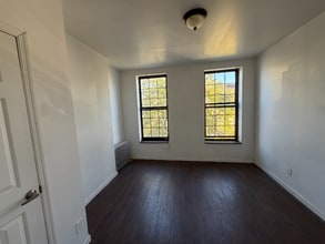 52 Irving Ave in Brooklyn, NY - Foto de edificio - Building Photo