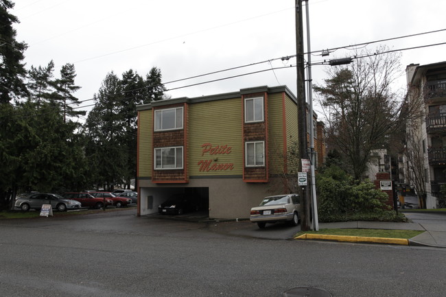 Petite Manor Apartments in Seattle, WA - Building Photo - Building Photo