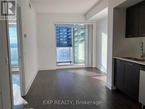 2220-2220 Lake Shore Blvd W in Toronto, ON - Building Photo - Building Photo