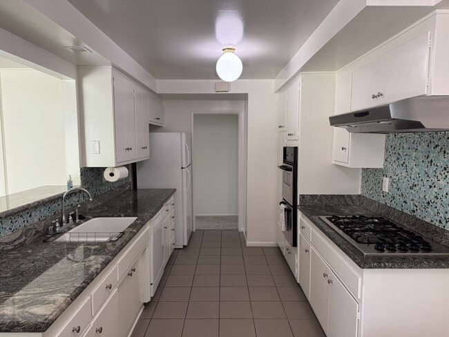 10131 Oso Ave in Chatsworth, CA - Building Photo - Building Photo