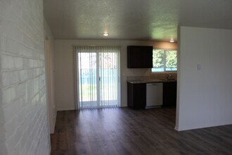 2271 NE Kathryn St in Hillsboro, OR - Building Photo - Building Photo