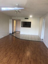 210 Lakeview Dr in Weston, FL - Building Photo - Building Photo