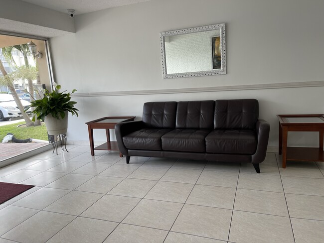 1460 NE 169th St, Unit 110 in Miami, FL - Building Photo - Building Photo