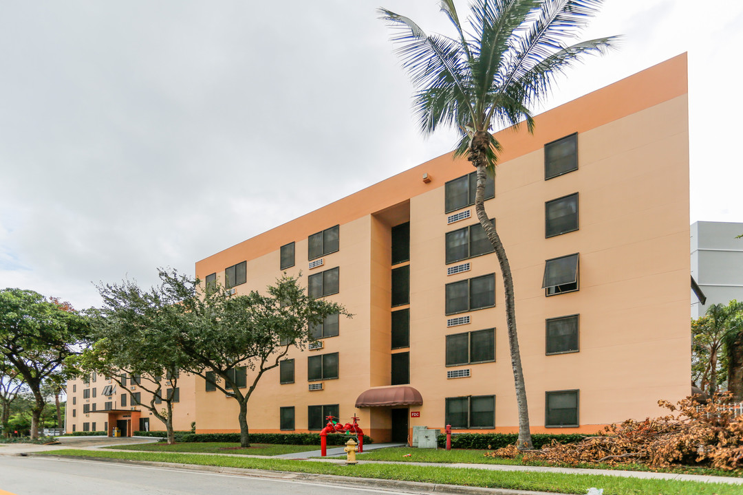 Singer Plaza in Miami, FL - Building Photo