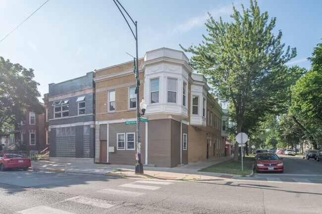 3616 W Wrightwood Ave, Unit M06B
