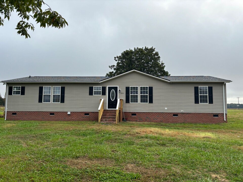 13035 Waterworks Rd in Smithfield, VA - Building Photo