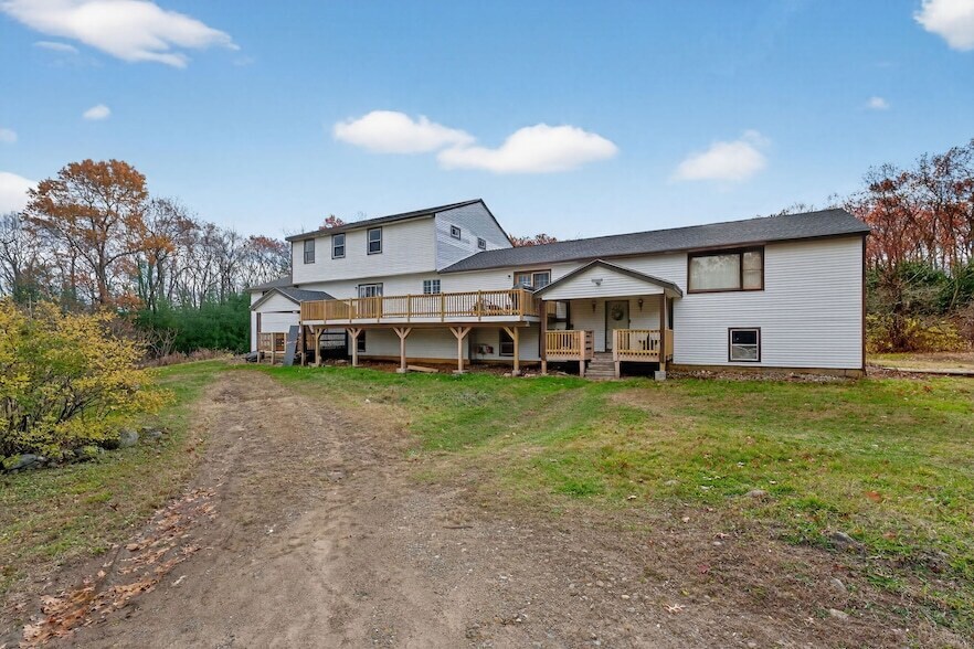 132 Furnace Ave in Stafford, CT - Foto de edificio