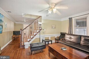 3705 S Four Mile Run Dr in Arlington, VA - Building Photo