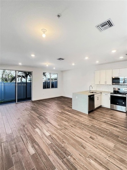 165 SW 170th Ave in Pembroke Pines, FL - Foto de edificio - Building Photo