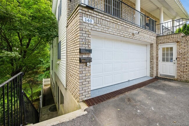 140 Woodside Ave in Harrison, NY - Building Photo - Building Photo