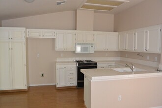 5433 W La Vida Ct in Visalia, CA - Foto de edificio - Building Photo