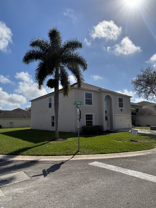 1204 25th Terrace SW in Vero Beach, FL - Building Photo