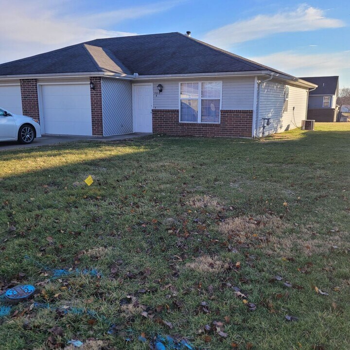1505 W 8th Terrace in Knob Noster, MO - Building Photo