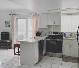 3052 SW 27th Ave, Unit 301 in Miami, FL - Building Photo - Building Photo