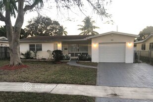 700 S Rainbow Dr in Hollywood, FL - Building Photo