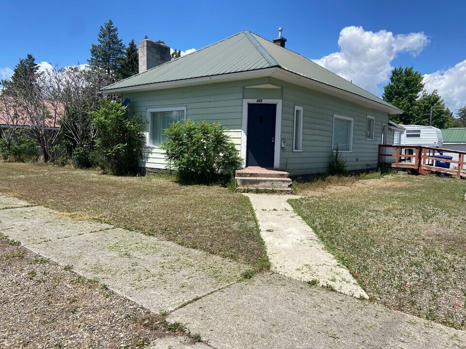403 W 1st N in St Anthony, ID - Building Photo