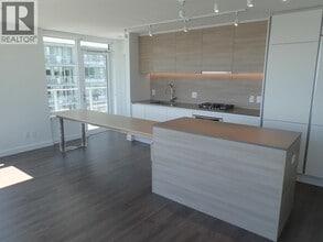 908 Quayside Dr in New Westminster, BC - Building Photo - Building Photo