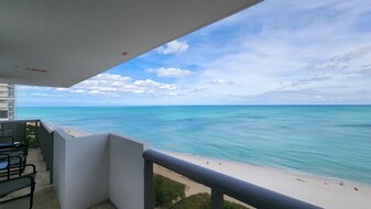 6039 Collins Ave, Unit PH25 in Miami Beach, FL - Foto de edificio - Building Photo