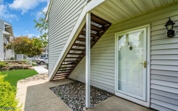 321 Sparrow Ct, Unit 14-106 in Three Bridges, NJ - Foto de edificio - Building Photo