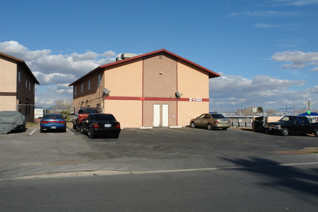 2400 E Saturn Ave in North Las Vegas, NV - Building Photo - Building Photo