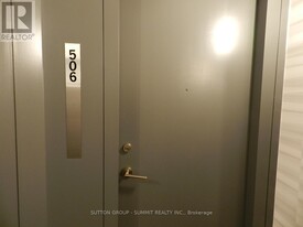 25 Carlton St. in Toronto, ON - Building Photo