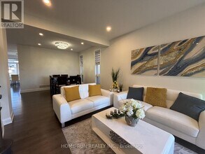 561 Honeylocust Ave in Ottawa, ON - Building Photo - Building Photo