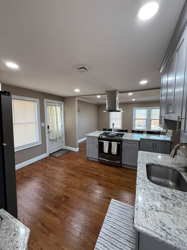 15 Howard Ave, Unit 1 in Southington, CT - Foto de edificio - Building Photo