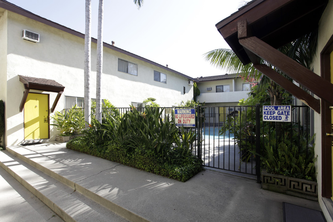 Golden Tiki Apartments in Glendora, CA - Foto de edificio