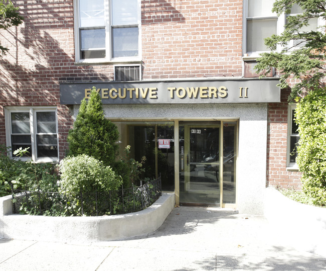 Executive Towers II in Elmhurst, NY - Foto de edificio - Building Photo