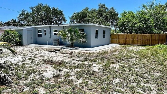 1701 NW 13th Ct, Unit 11 in Fort Lauderdale, FL - Building Photo - Building Photo