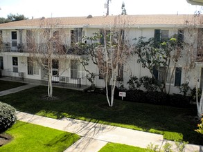 Tustin Southern Apartments in Tustin, CA - Building Photo - Building Photo