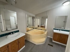 2524 Commonwealth Dr in Junction City, KS - Building Photo - Building Photo