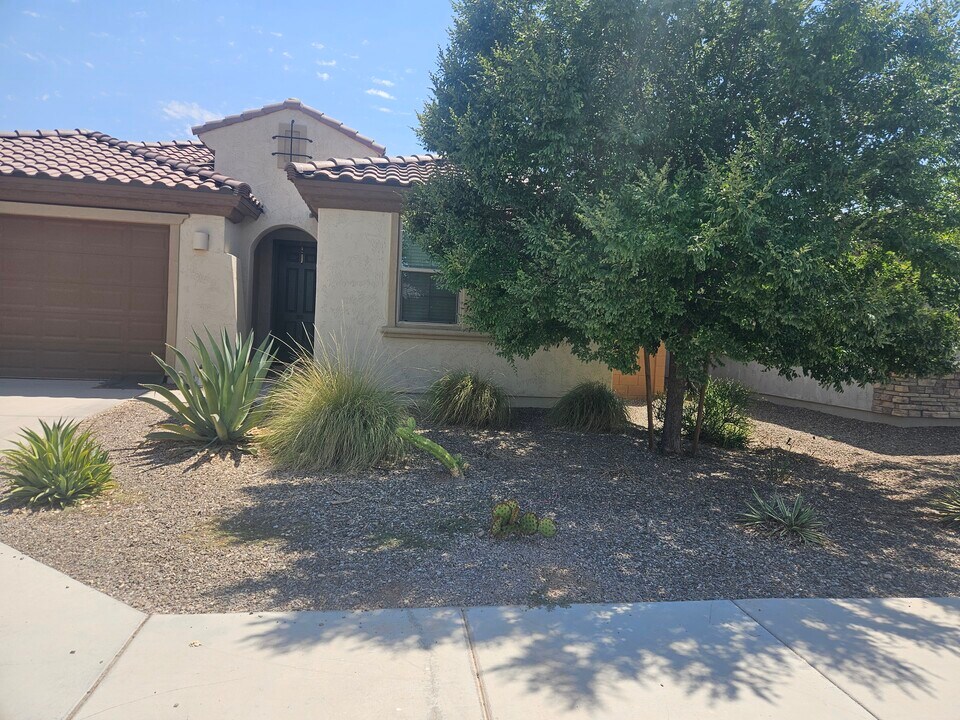 25931 W Deer Valley Rd in Buckeye, AZ - Building Photo