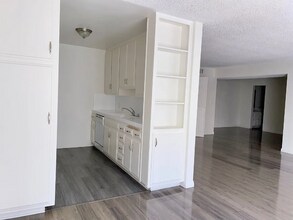 310 S Clark Dr in Los Angeles, CA - Building Photo - Building Photo