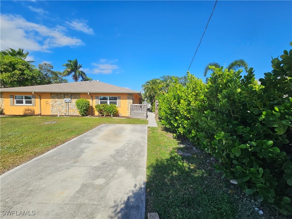 103 Tahiti St in Naples, FL - Building Photo