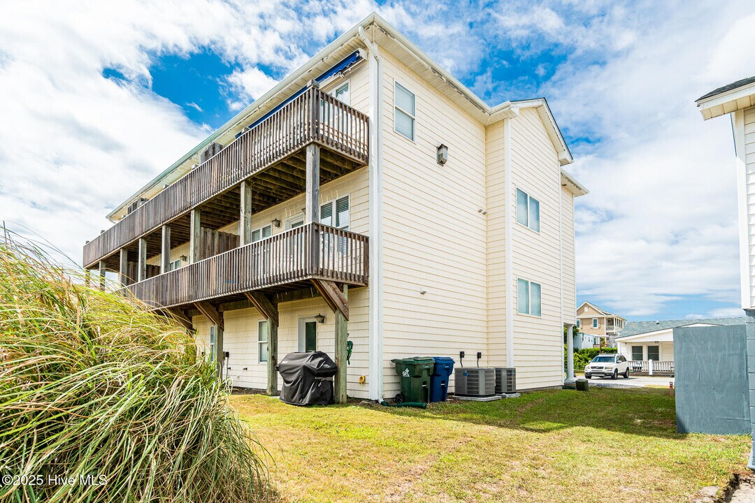 202 Dobbs St in Atlantic Beach, NC - Building Photo