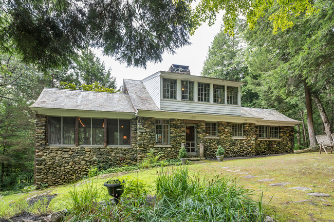 60 Leach Hollow Rd in Sherman, CT - Building Photo - Building Photo