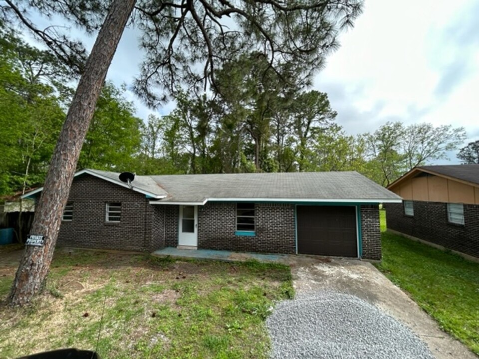 6430 Frederick St in Moss Point, MS - Building Photo