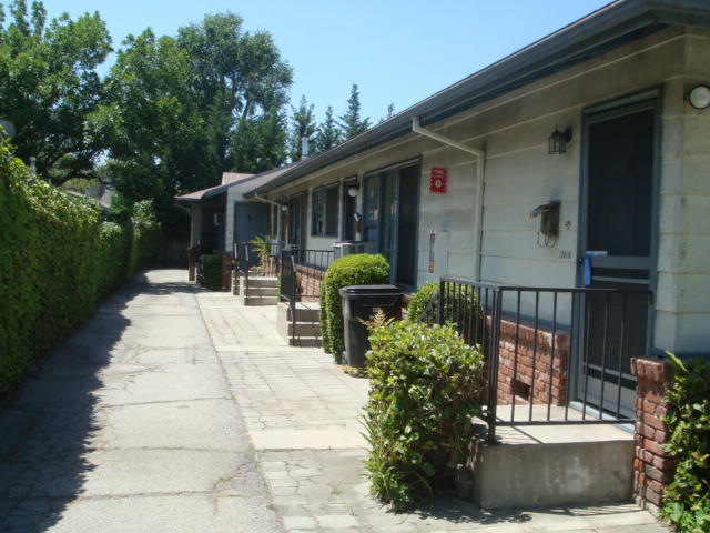 13010 Burbank Blvd in Sherman Oaks, CA - Foto de edificio - Building Photo