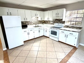 2504 Ave O NW, Unit B Downstairs in Winter Haven, FL - Building Photo