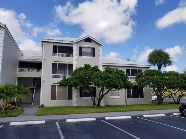 2861 N Oakland Forest Dr, Unit 307 in Oakland Park, FL - Building Photo - Building Photo
