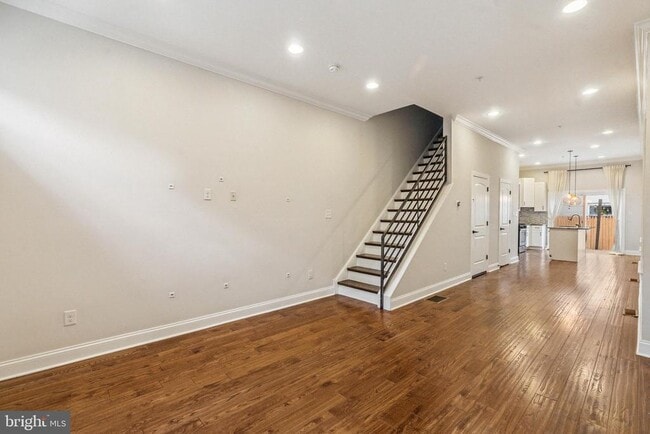 property at 719 E Thompson St