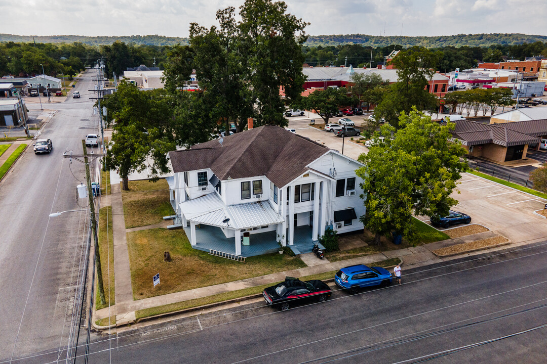 158 E Colorado St in La Grange, TX - Building Photo