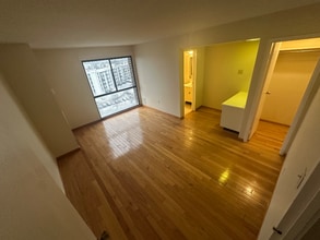 250 S Reynolds St, Unit 1104 in Alexandria, VA - Foto de edificio - Building Photo