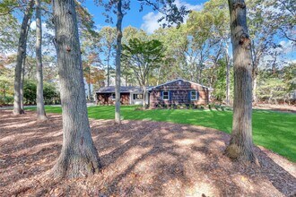 7 Canterbury Ct in East Setauket, NY - Building Photo - Building Photo
