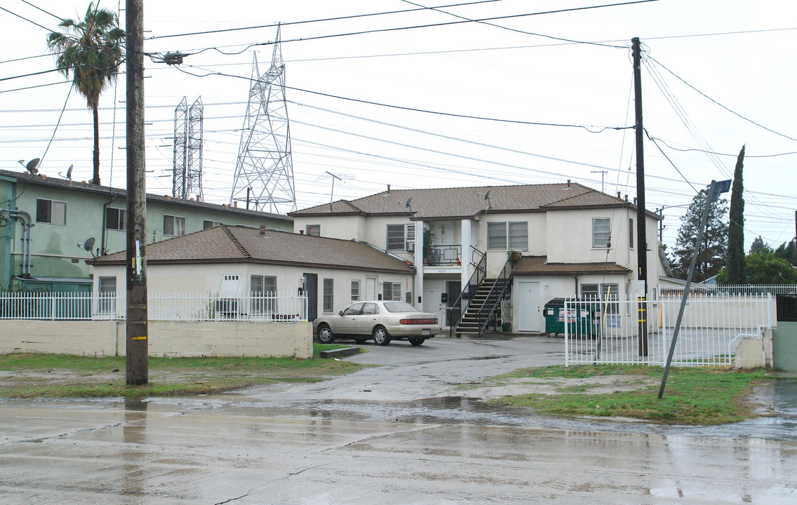 5909 Cahuenga Blvd in North Hollywood, CA - Foto de edificio