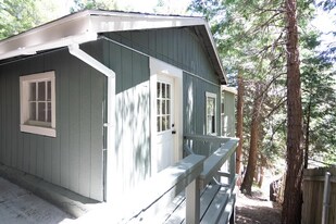 880 High Rd in Crestline, CA - Building Photo