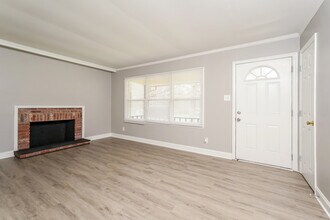 5018 Shoreline Dr in Greensboro, NC - Foto de edificio - Building Photo