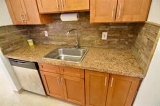 2000 NE 51st Ct, Unit 103 in Fort Lauderdale, FL - Building Photo - Building Photo