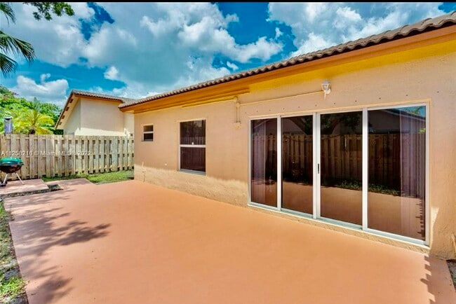 8766 SW 213th Ter in Cutler Bay, FL - Building Photo - Building Photo